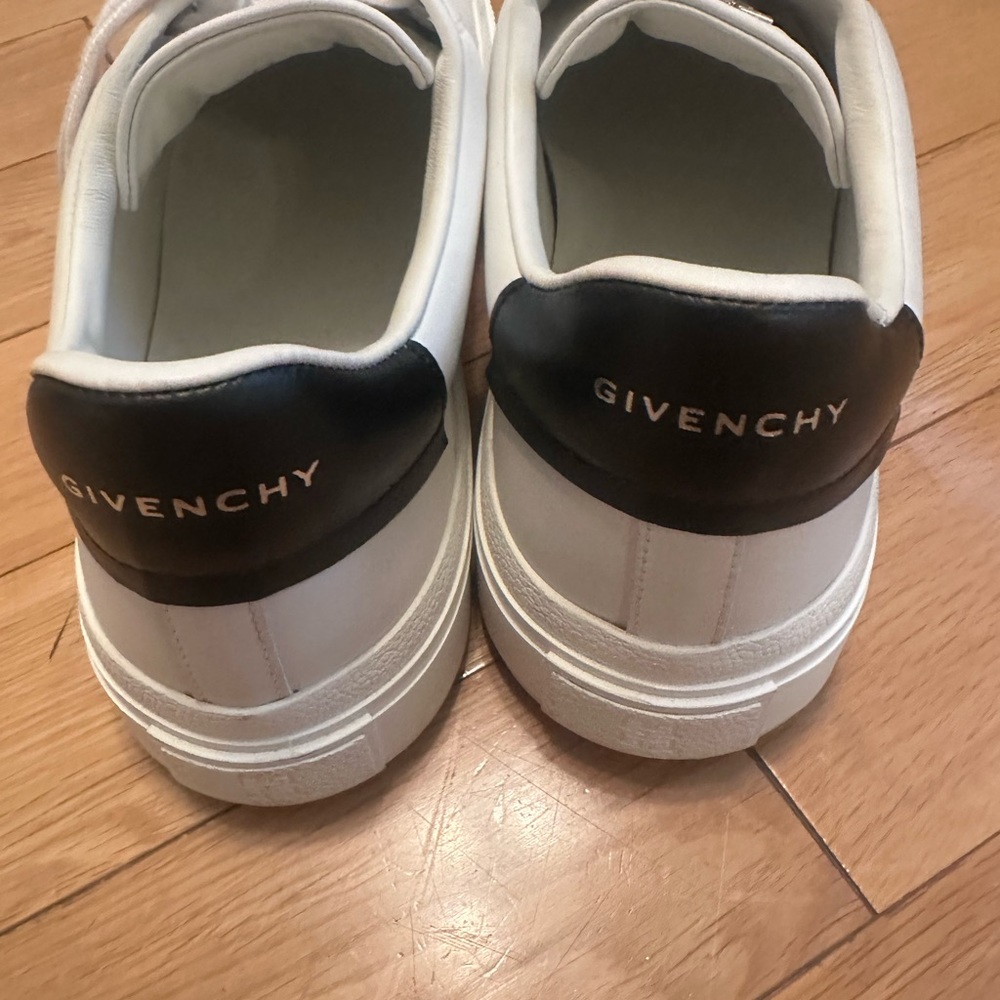 Brand new 💯 authentic
Givenchy City Court Low-Top Sneakers. Size 42 new - Picture 5 of 10